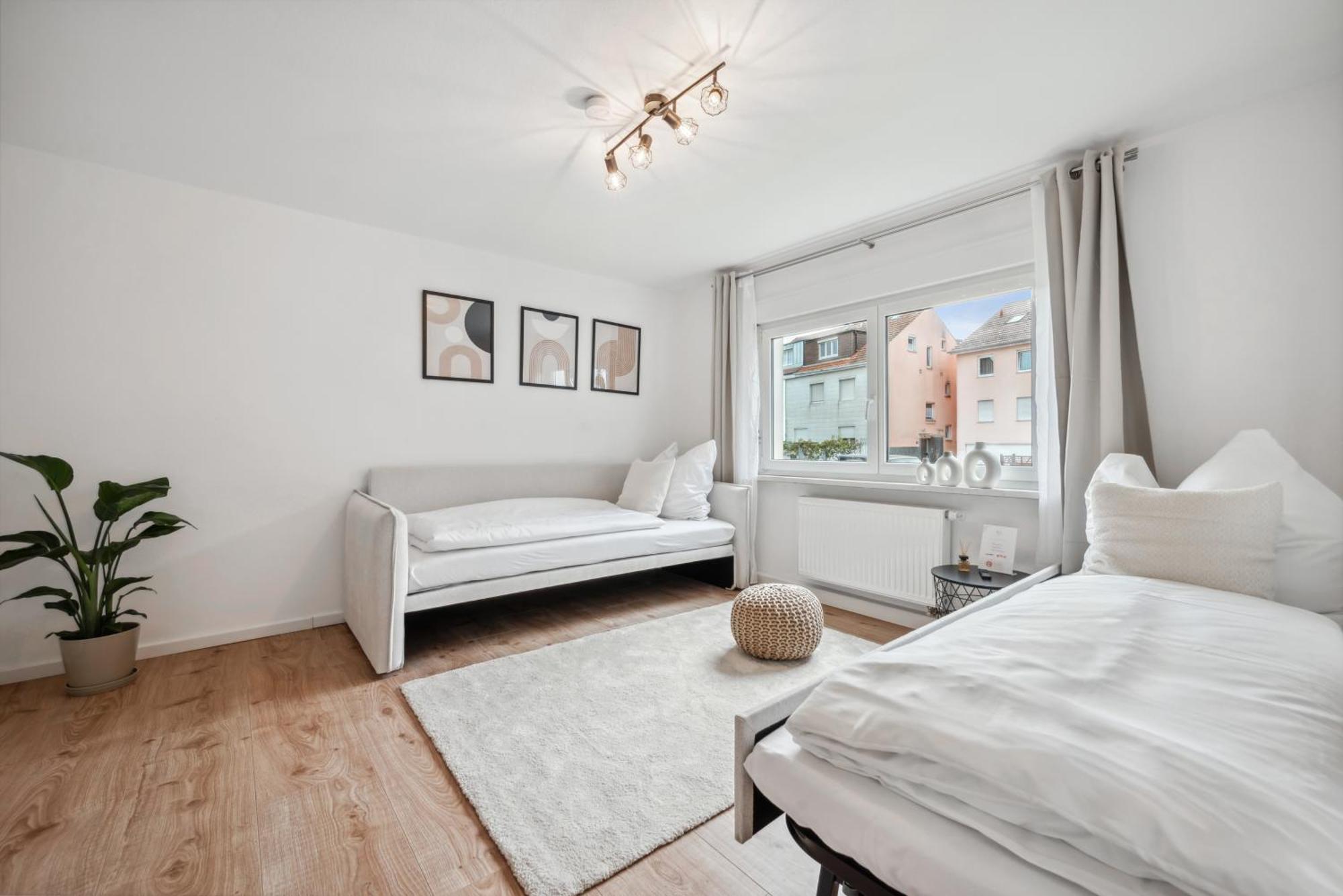 Malu Rooms - Ruhige Lage, Erdgeschoss, Smarttv, Netflix, 24H Checkin, Ludwigsburg Kültér fotó