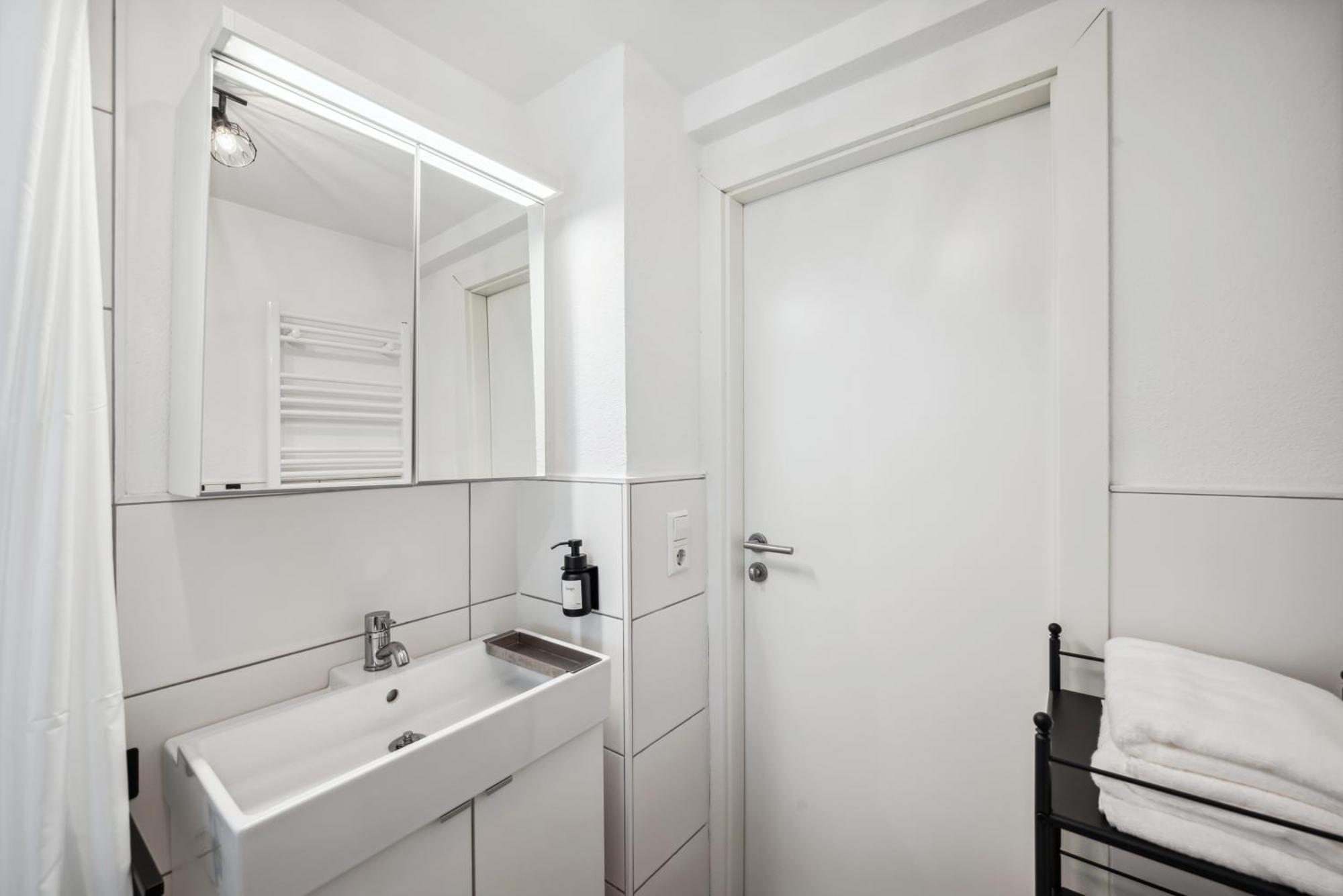 Malu Rooms - Ruhige Lage, Erdgeschoss, Smarttv, Netflix, 24H Checkin, Ludwigsburg Kültér fotó